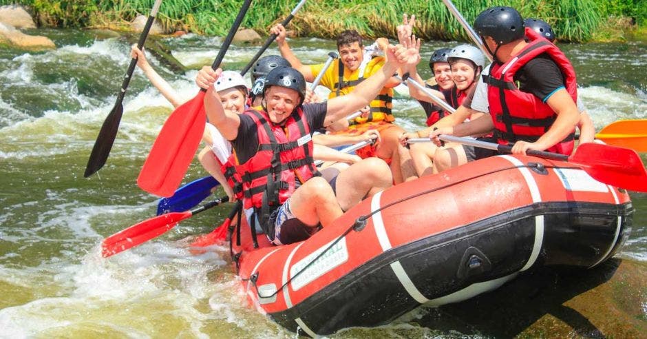 Personas haciendo rafting en los rápidos del río Pacuare