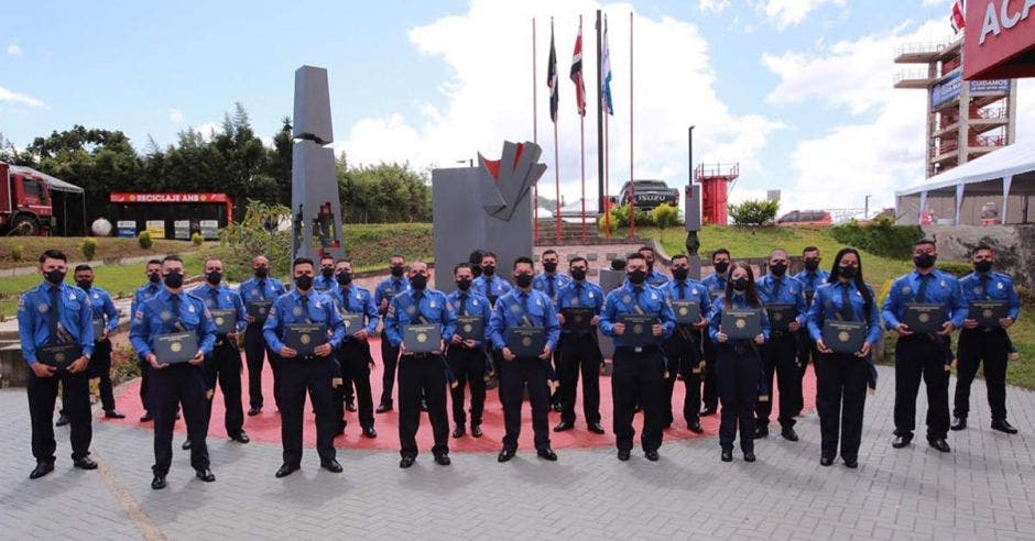 Una foto con la nueva generación de bomberos