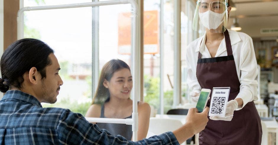 El aforo permitido en los comercios a partir de diciembre, dependerá si los dueños de los locales solicitan el certificado de vacunación a sus clientes. Shutterstock/La República.