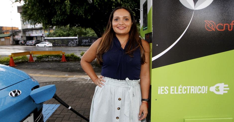 mujer carro eléctrico Costa Rica