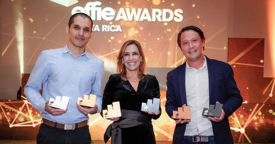 Tres personas posando con sus premios Effie en el certamen de Effie Awards