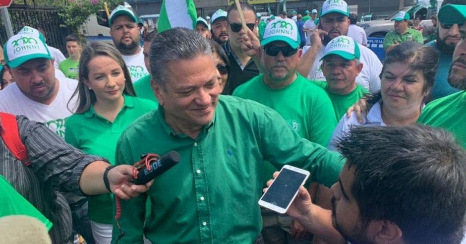 Johnny Araya en un mitin político en campaña