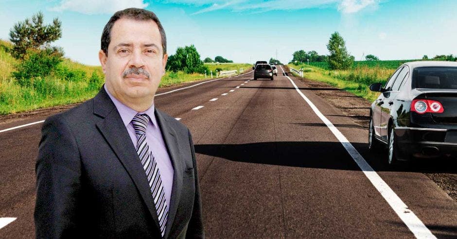 Mario Redondo con una carretera de fondo