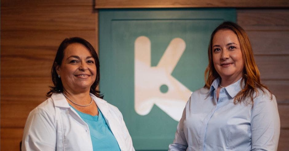 Alejandra Vargas y Kattia Calderón, profesionales en Recursos Humanos y Farmacia.