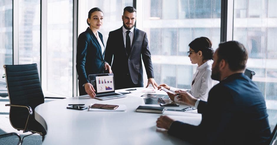 hombres y mujeres profesionales en sala de juntas