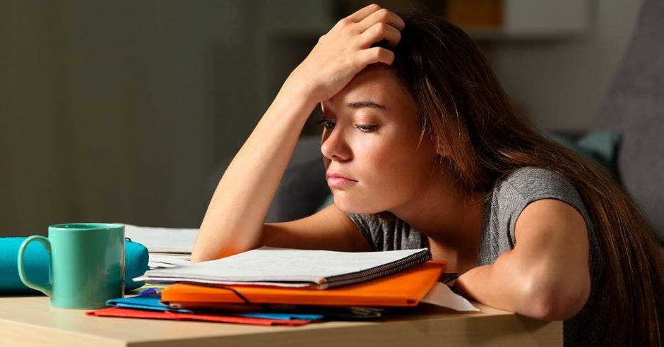 Niña aburrida de recibir clases en casa