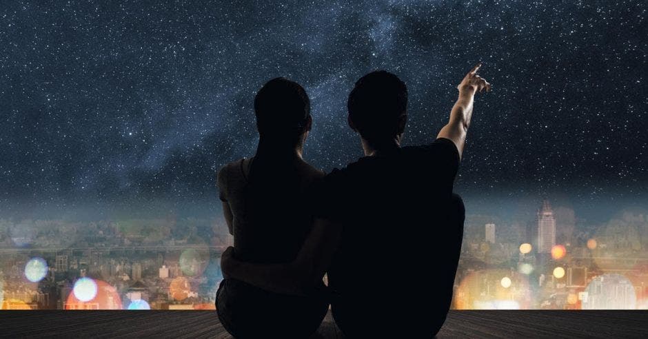 pareja viendo cielo estrellado