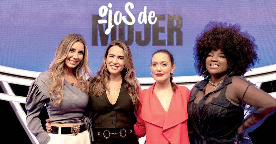 Elizabeth Gutiérrez, Érika de la Vega, Carla Medina (moderadora) y Chiky BomBom