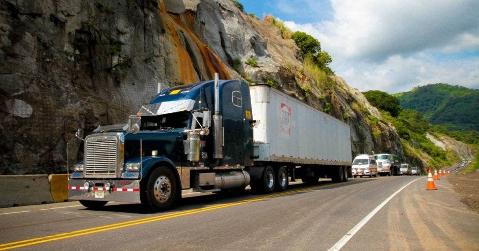 Un furgón recorriendo un tramo de riesgo de la ruta 27