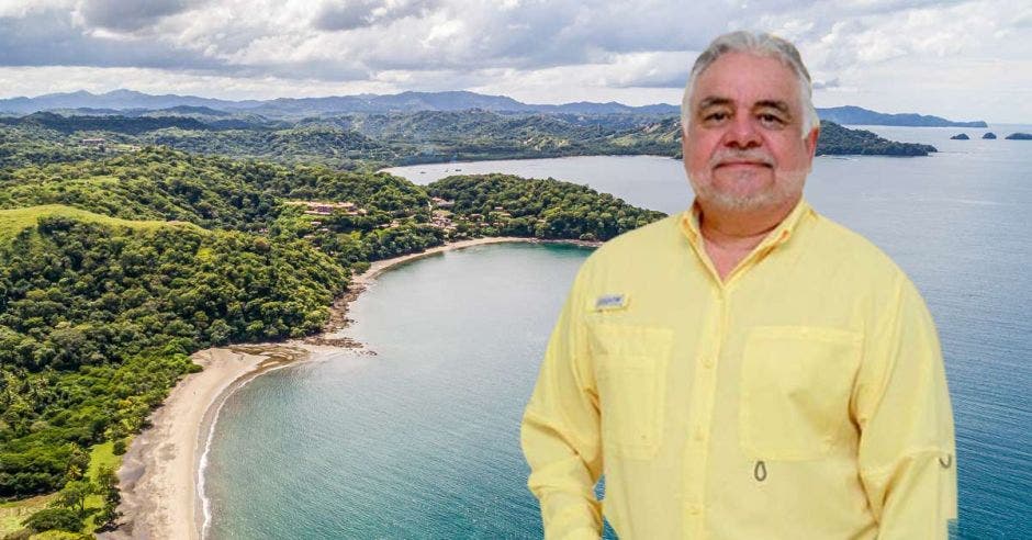 Randall Fernández con una playa guanacasteca de fondo