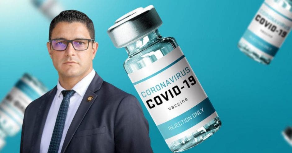 Daniel Salas, con un fondo de un frasco de vacuna contra el coronavirus