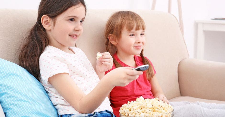 Niñas viendo TV