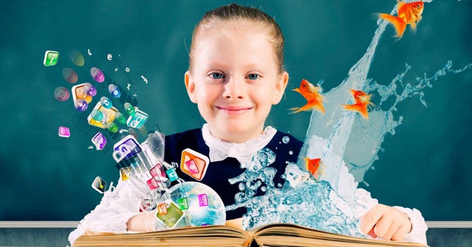 Foto de niña con un libro