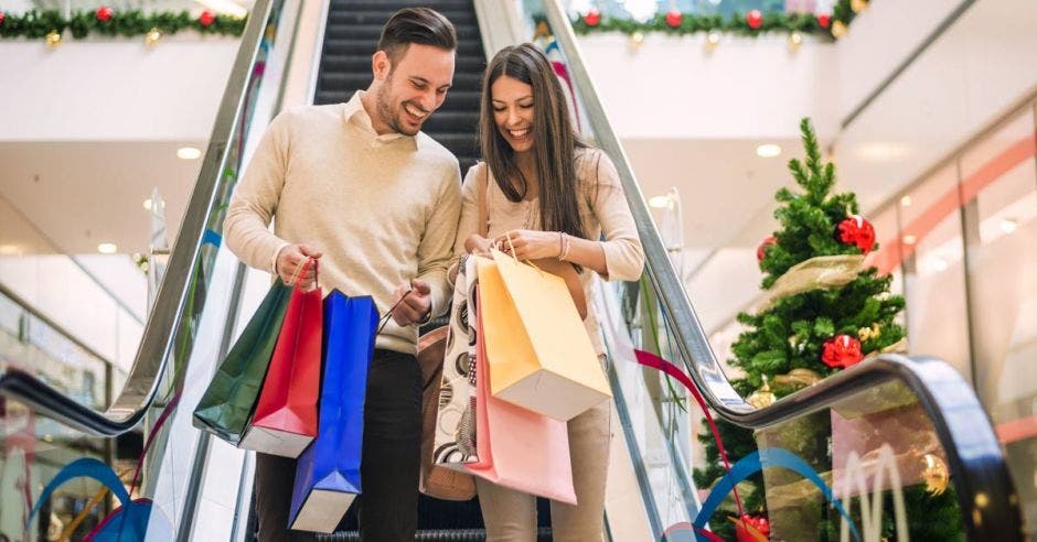 pareja haciendo compras navideñas