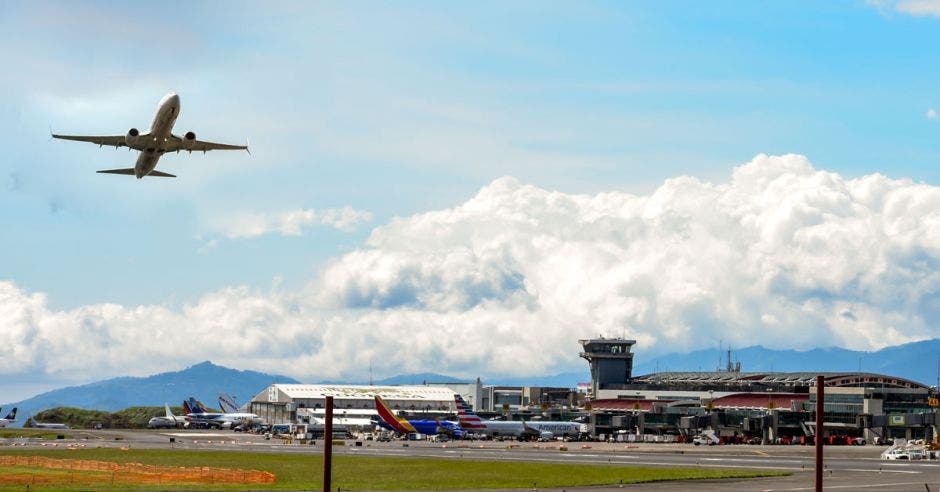 Aeropuerto Juan Santamaría luces