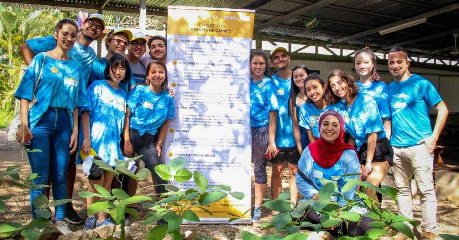 estudiantes de UWC Costa Rica haciendo voluntariado