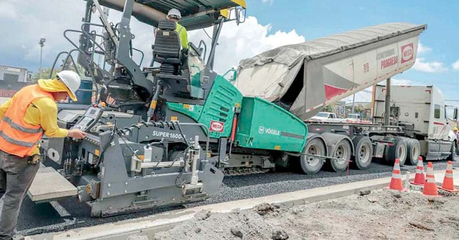 Maquinaria de Meco trabajando en una obra vial