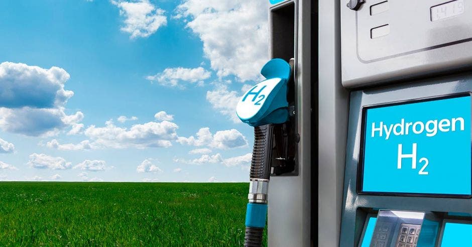 Una estación de servicio de hidrógeno con un valle verde y un cielo azul de fondo