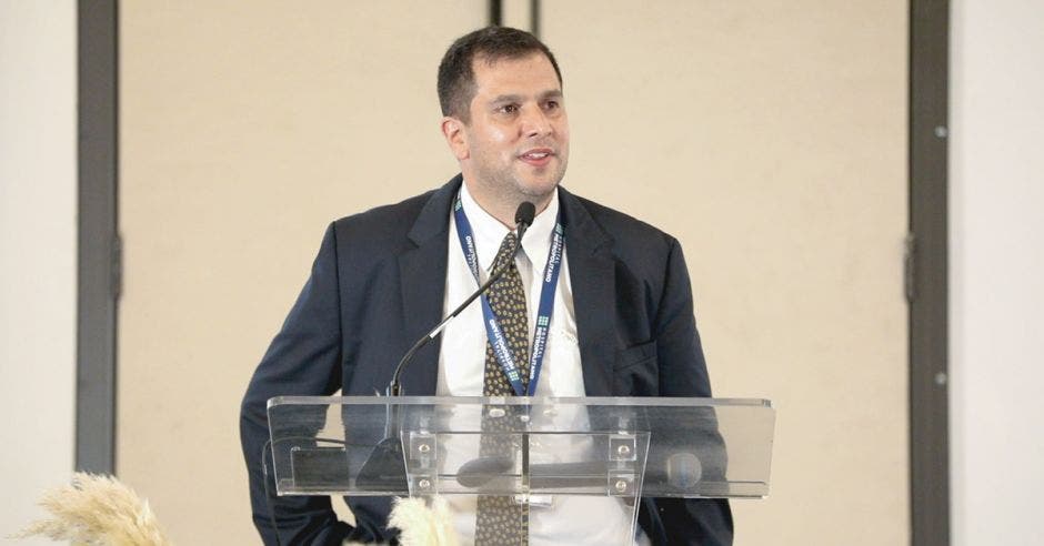 Dr. Andrés Wiernik
