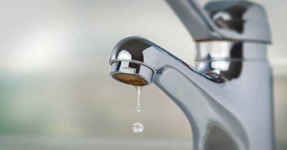 Un grifo con una gota de agua