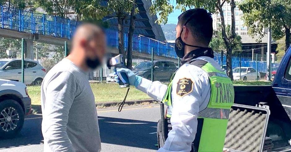 Un inspector de tránsito haciendo una alcoholemia