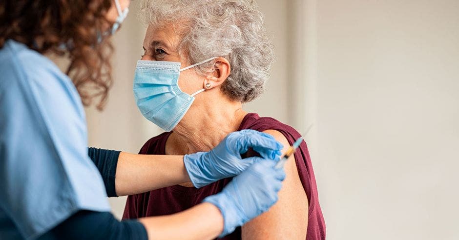 Vacunan a un adulto mayor