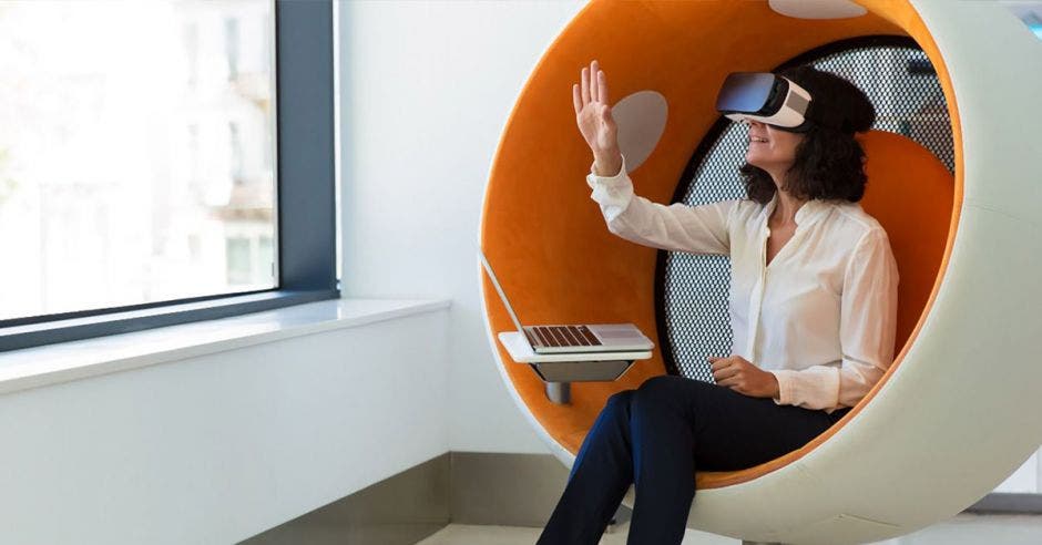 Mujer probando realidad virtual