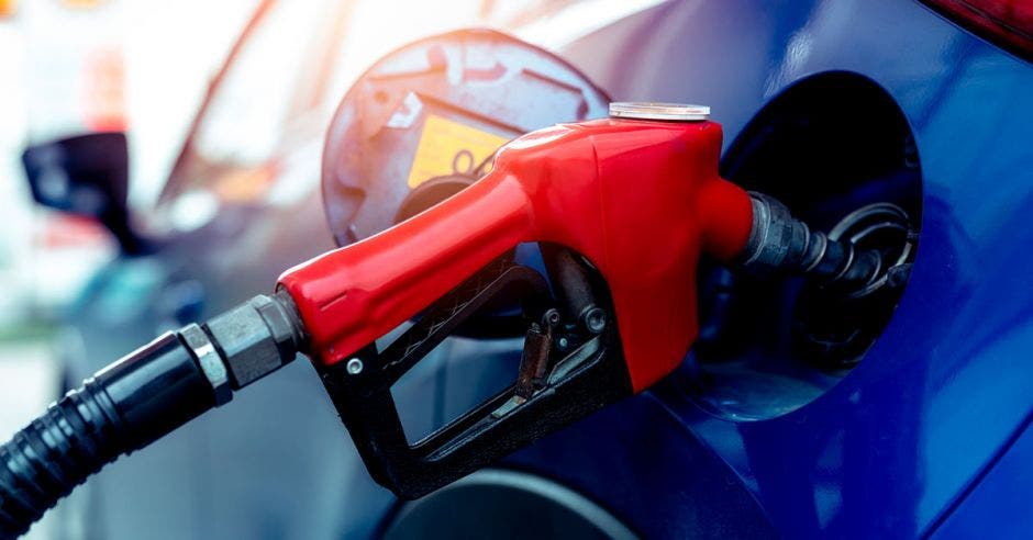 Un dispensador de combustible echando producto en un tanque