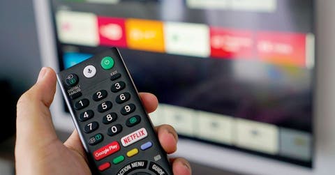 Un control remoto de una pantalla con dos de las aplicaciones de las que fueron tasadas en el pais,