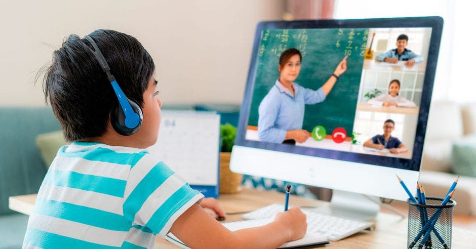 Niño recibiendo clases virtuales