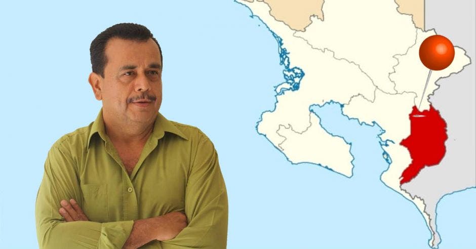 Carlos viales, alcalde de corredores, con un mapa de fondo de su cantón