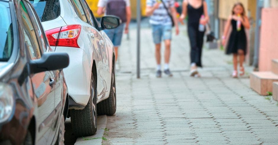 Un auto parqueado a la orilla de la calle