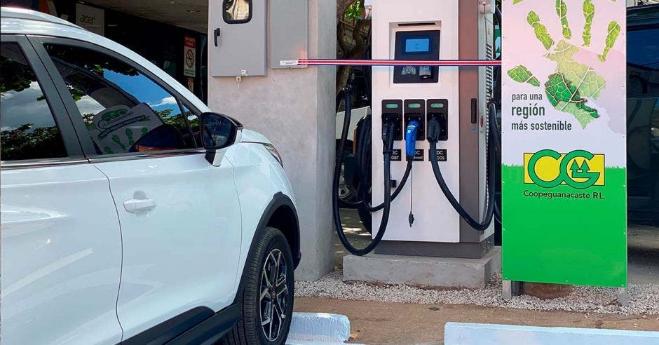 Foto de la nueva estación de carga de autos eléctricos de playas del Coco