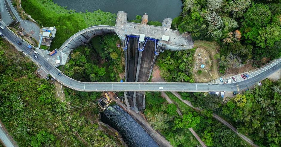 Toma aérea de una planta hidroeléctrica