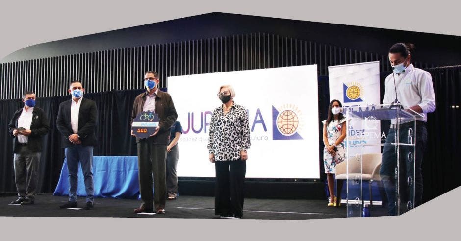 Jupema recibiendo reconocimiento