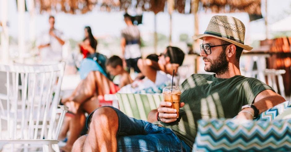 Un grupo de personas en un restaurante de playa