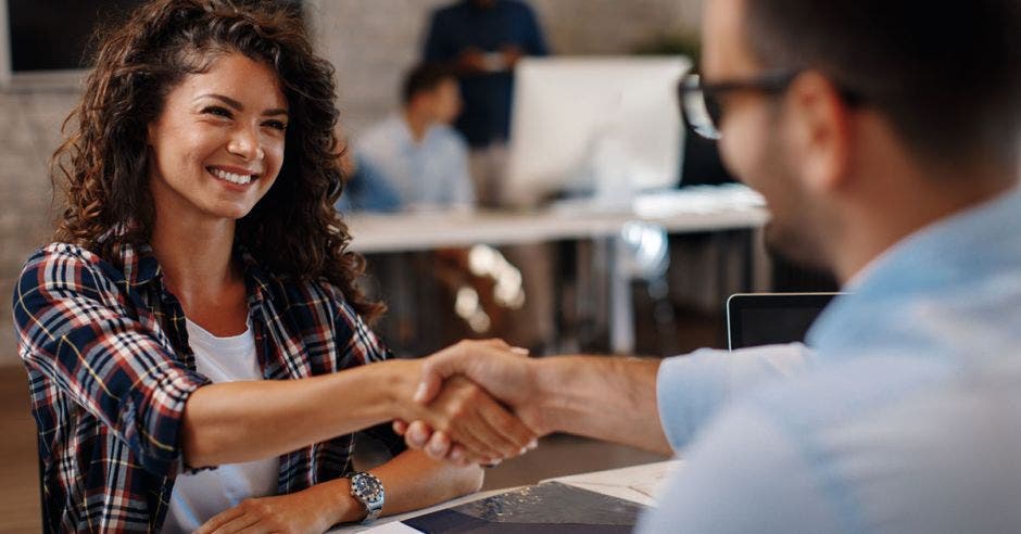 El artículo 27 del Código de Trabajo establece que todo contrato por tiempo definido es prorrogable, sea expresa o tácitamente. Shutterstock/La República.