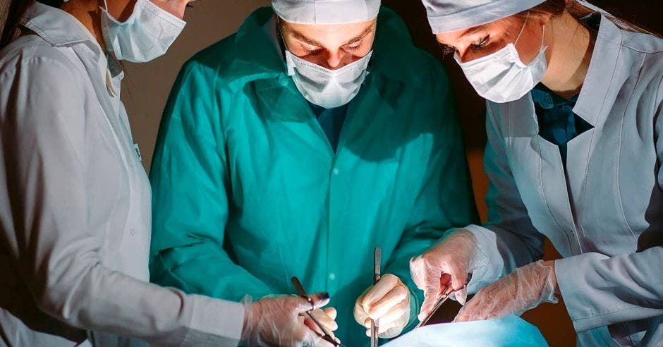 Doctores realizando una cirugía