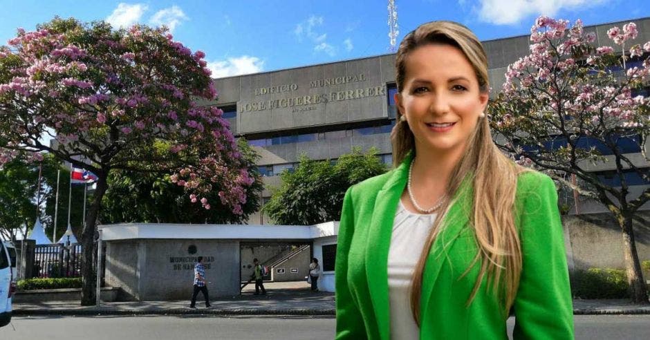 Foto de la alcaldesa de Sa José Paula Vargas con el edificio municipal de fondo