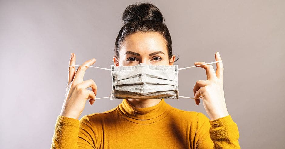 Foto de una chica con mascarilla