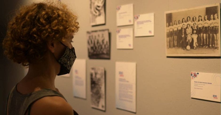 Mujer viendo exposición