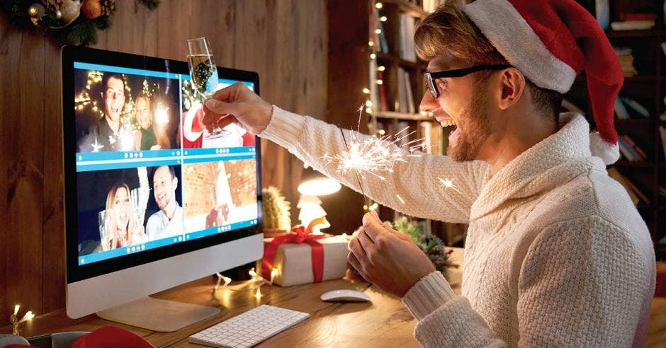 Hombre brindando en Navidad