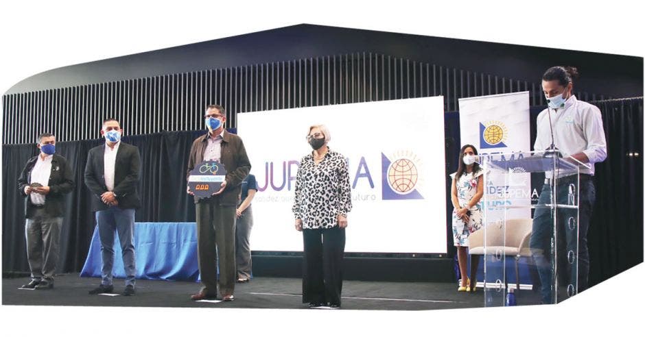 representantes de Jupema recibiendo premio Ciclo incluyente