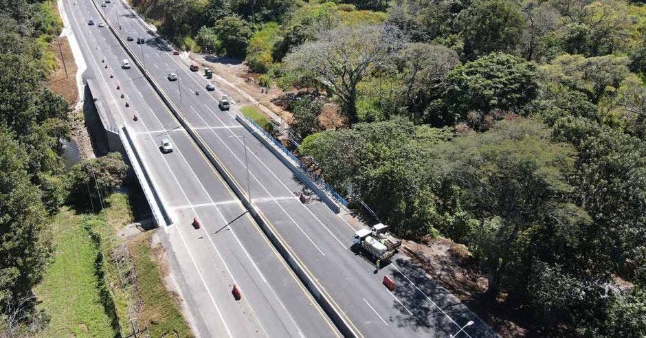 Toma aérea del puente sobre el río Alajuela tras la conclusión de la construcción