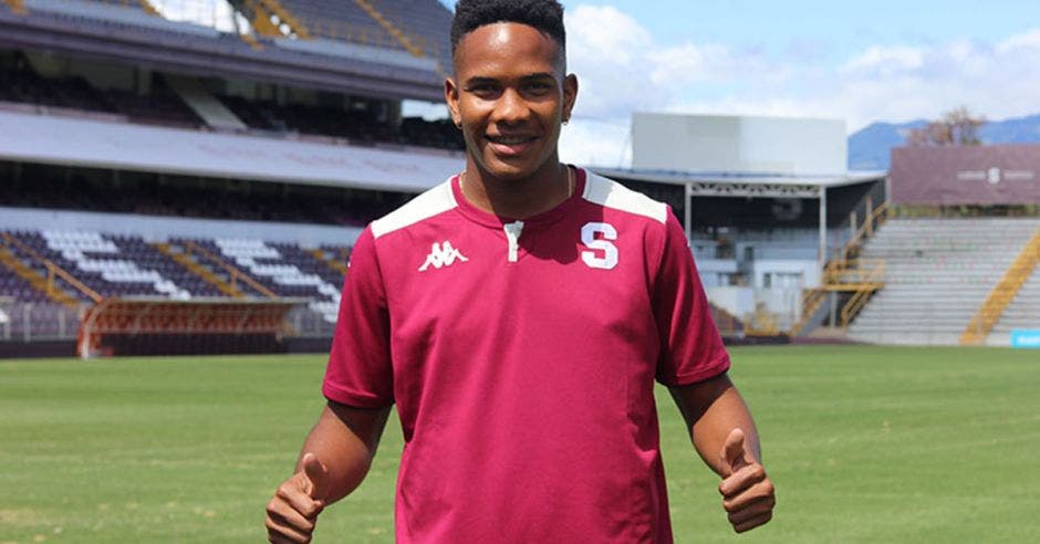 Foto de Ryan Bolaños en el césped del Ricardo Saprissa