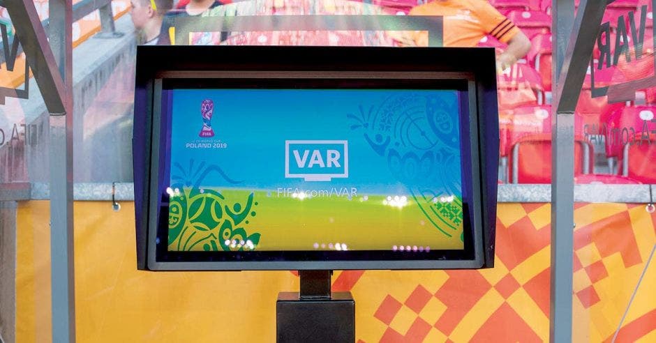 Una pantalla con las palabra VAR