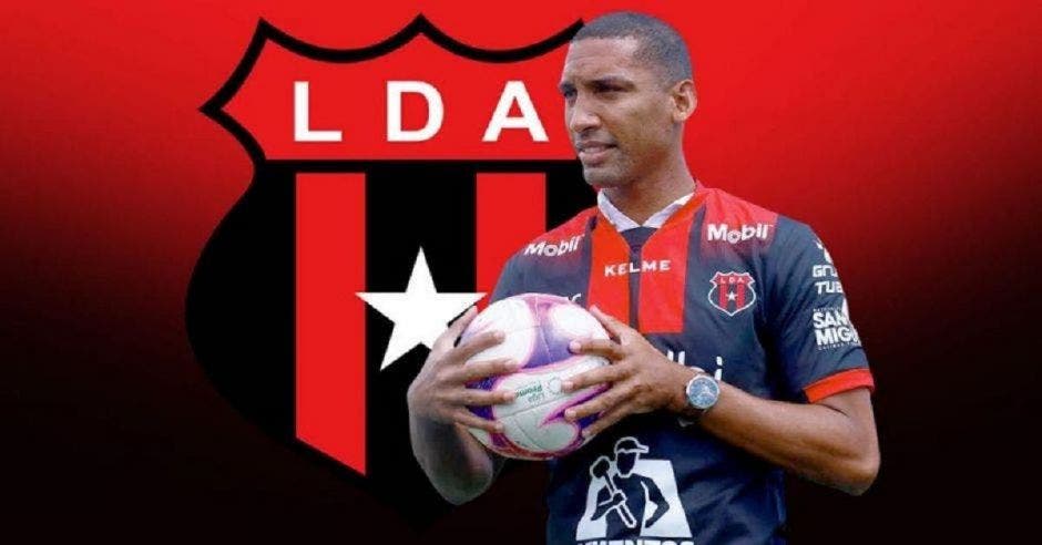 Foto del delantero cubano con un balón y el escudo de la Liga de fondo