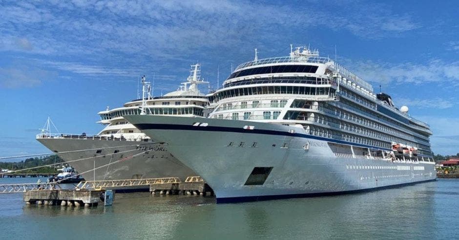 Dos cruceros atracados en el puerto actual