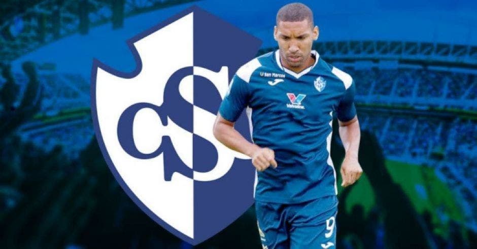 El atacante Marcel Hernández con el escudo del cartaginés de fondo