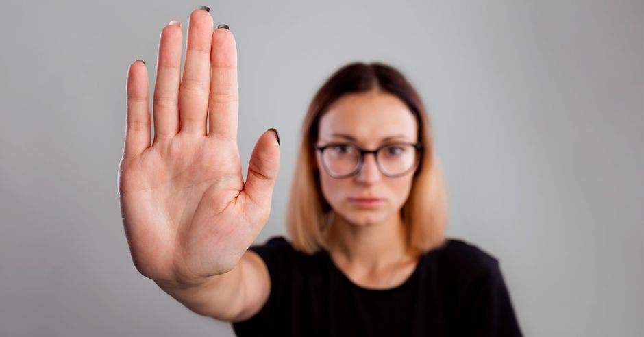 una mujer haciendo señas de no más